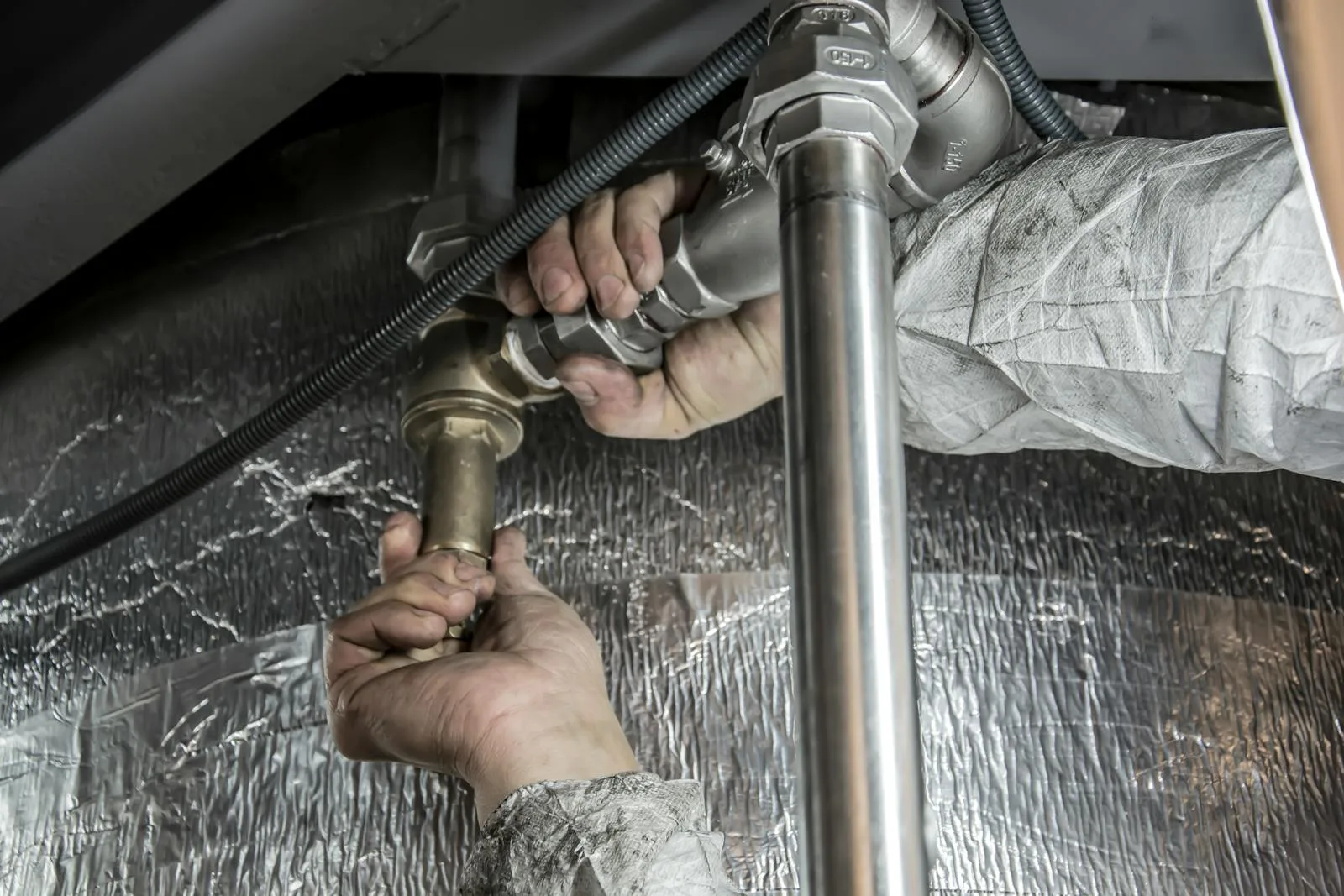 Recherche et réparation de fuite d'eau par Mathias Services : détection sans casser les murs